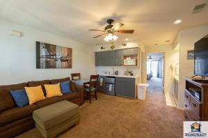 Una cocina o cocineta en 1BR Walk-In Condo with 2 Person Jacuzzi Tub - Near the Strip - FREE TICKETS INCLUDED - CH5-3