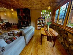 sala de estar con sofá y mesa en Ekokuelap Lodge y turismo alternativo, en Nuevo Tingo