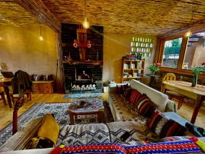 a living room with a couch and a fireplace at Ekokuelap Lodge y turismo alternativo in Nuevo Tingo