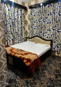 Cama en habitación con cortina y cama sidx sidx sidx sidx en Fabulous Kashmir Srinagar, en Srinagar