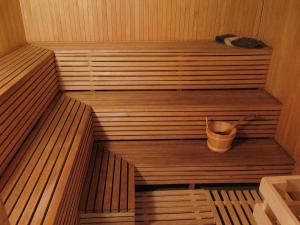 un sauna avec un seau au milieu dans l'établissement Justinos Vila, à Palanga