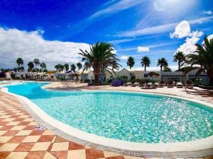 The swimming pool at or close to El ron ron de Fuerte