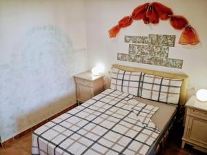een slaapkamer met een bed met een rode boog erboven bij Marina Esuri Golf y Playa in Ayamonte