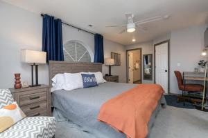 um quarto com uma cama grande e cortinas azuis em 3BR Updated Condo - Family Games - Enclosed Patio - FREE TICKETS INCLUDED - CH3-2 em Branson