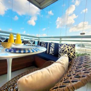 balcón con mesa y sillas frente a una ventana en Book Santos - Unlimited 801 - Frente Mar de Verdade!, en Santos 37 fotos más