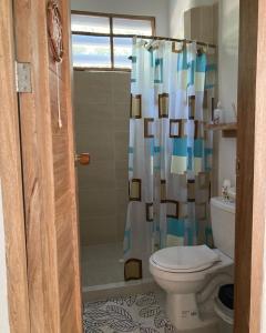 聖安特羅的住宿－Habitación privada en la playa HappyBeach_co，一间带卫生间和淋浴帘的浴室