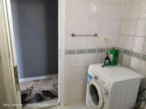 a bathroom with a washing machine in a bathroom at 3+1 daire.hızlı Wifi,havalimanı plaj, market yakın in Antalya