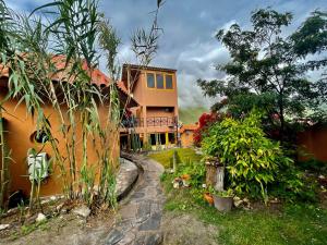 a house with a garden in front of it at Ekokuelap Lodge y turismo alternativo in Nuevo Tingo