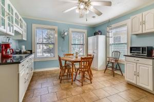 Una cocina con una mesa y sillas en una cocina. en A Bended Oak Bungalow, en Galveston