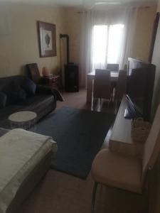 ein Wohnzimmer mit einem Sofa und einem Tisch in der Unterkunft Cruz de Vino in Caravaca de la Cruz