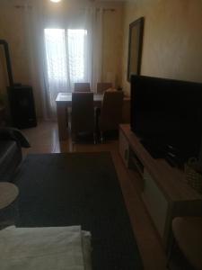 Televízia a/alebo spoločenská miestnosť v ubytovaní Cruz de Vino