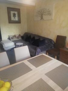 ein Wohnzimmer mit einem Sofa und einem Tisch in der Unterkunft Cruz de Vino in Caravaca de la Cruz