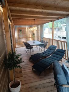 Un porche con una mesa y sillas en una terraza. en InnMare Mobile Homes, en Biograd na Moru