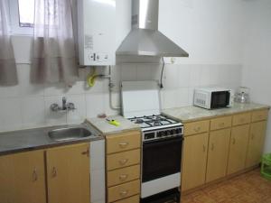una pequeña cocina con fogones y fregadero en Casa Valente, en Macedo de Cavaleiros