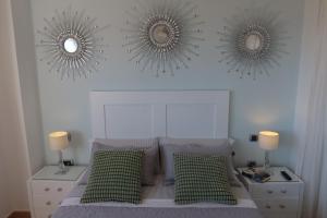 um quarto com dois espelhos por cima de uma cama em EL REMANSO IV em La Manga del Mar Menor