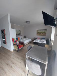 una stanza con due letti e un tavolo con sedie di riverview67 a Salionze