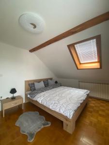 sypialnia z łóżkiem i oknem w obiekcie MARIA w mieście Varaždin