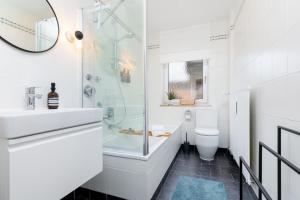 y baño con ducha, aseo y lavamanos. en E&K living - design apartment - 2 bedrooms - kitchen - free parking, en Augsburg