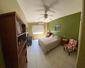 Schlafzimmer mit einem Bett und einem Deckenventilator in der Unterkunft Casa Pavlova in Puerto Vallarta