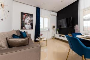 a living room with a couch and a table at Luxa 5 min old town, 10 min airport in Trogir