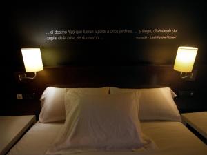 Postel nebo postele na pokoji v ubytování Hostal Badaloní