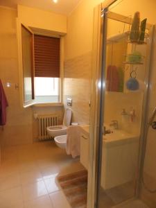 Et badeværelse på Roseto degli Abruzzi Apartment