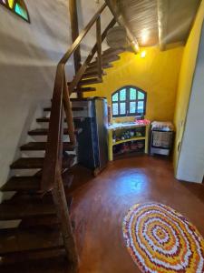 escalera de madera en una habitación con alfombra de caracol en Nova Gaia Algodões, en Maraú