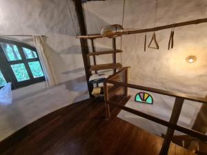 een kamer met een ladder en een glas-in-loodraam bij Nova Gaia Algodões in Marau