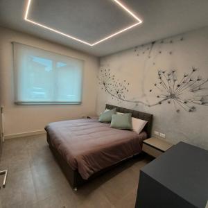 Un dormitorio con una cama grande y una ventana en Casa Ciliegi 3, en Marostica
