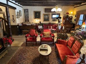 Glen Haven的住宿－Inn of Glen Haven，客厅配有红色家具和钢琴