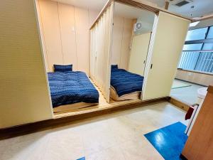 Letto o letti in una camera di MoRi House IN 伊勢佐木町