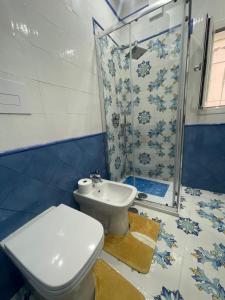 ein Bad mit einem WC und einer Dusche in der Unterkunft La Stanza di Penelope in Neapel