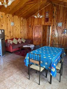 a living room with a table and a couch at Donde Jose Cabañas y Restaurant in Manzanar +20 photos