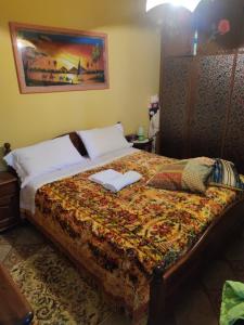 Un dormitorio con una cama con dos libros. en Cottage Gole Alcantara holiday Pafumi, en Graniti