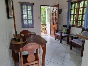 comedor con mesa, sillas y puerta en Private 1-BR Bungalow in Moalboal, en Moalboal