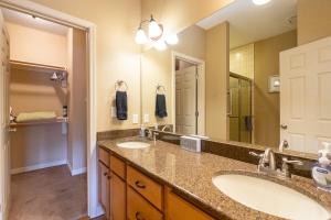 ブランソンにある4BR Walk-in - Foosball Table - Fire Pit - FREE TICKETS INCLUDED - DV166の洗面台が2つと大きな鏡があるバスルーム +104枚の写真