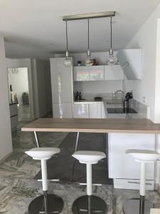 Kuchyňa alebo kuchynka v ubytovaní CANNES Martinez- family apartment 100m2