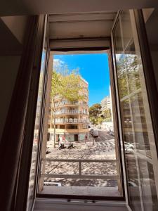 - une fenêtre donnant sur une rue de la ville dans l'établissement Charmant T2 proche du centre ville, à Cannes