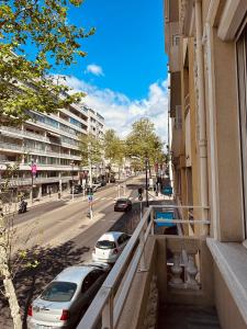- une vue sur une rue de la ville avec des voitures garées sur un balcon dans l'établissement Charmant T2 proche du centre ville, à Cannes