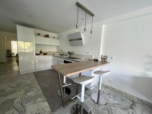 Kuchyň nebo kuchyňský kout v ubytování CANNES Martinez- family apartment 100m2