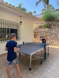 Table tennis facilities sa Villa Mimosa sleeps 8 with Heated Pool o sa malapit