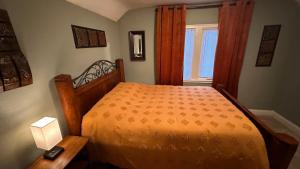 1 dormitorio con cama, mesa y ventana en Meticulously Maintained One Bedroom Retreat!, en Minneapolis