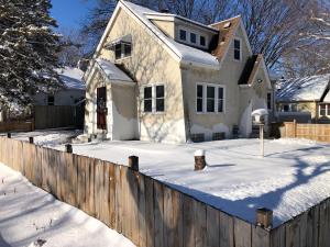 una casa en la nieve con una valla de madera en Meticulously Maintained One Bedroom Retreat!, en Minneapolis