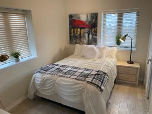 sypialnia z łóżkiem z białą pościelą i poduszkami w obiekcie Contemporary 1BR Loft Downtown Branson - FREE TICKETS INCLUDED w mieście Branson