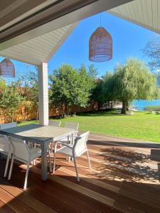 un patio con mesa y sillas en una terraza en Seechalet Faaker See en Drobollach am Faakersee