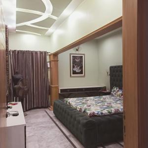 カラチにあるWhite Lotus Corporate Business Boutiqueのベッドとソファが備わる部屋