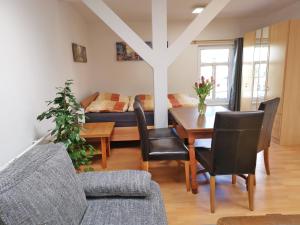 Musashi Apartment 2 في فايمار: غرفة معيشة مع طاولة وسرير