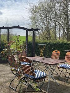 Landgasthof zum SEEHOF في روتويل: طاولة وكراسي للتنزه مع شرفة