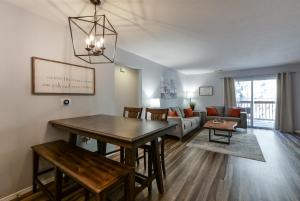 Posezení v ubytování 3BR Condo Near The Strip - Pool - FREE TICKETS INCLUDED - VIN2912-3