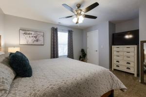 Postel nebo postele na pokoji v ubytování 3BR Condo Near The Strip - Pool - FREE TICKETS INCLUDED - VIN2912-3